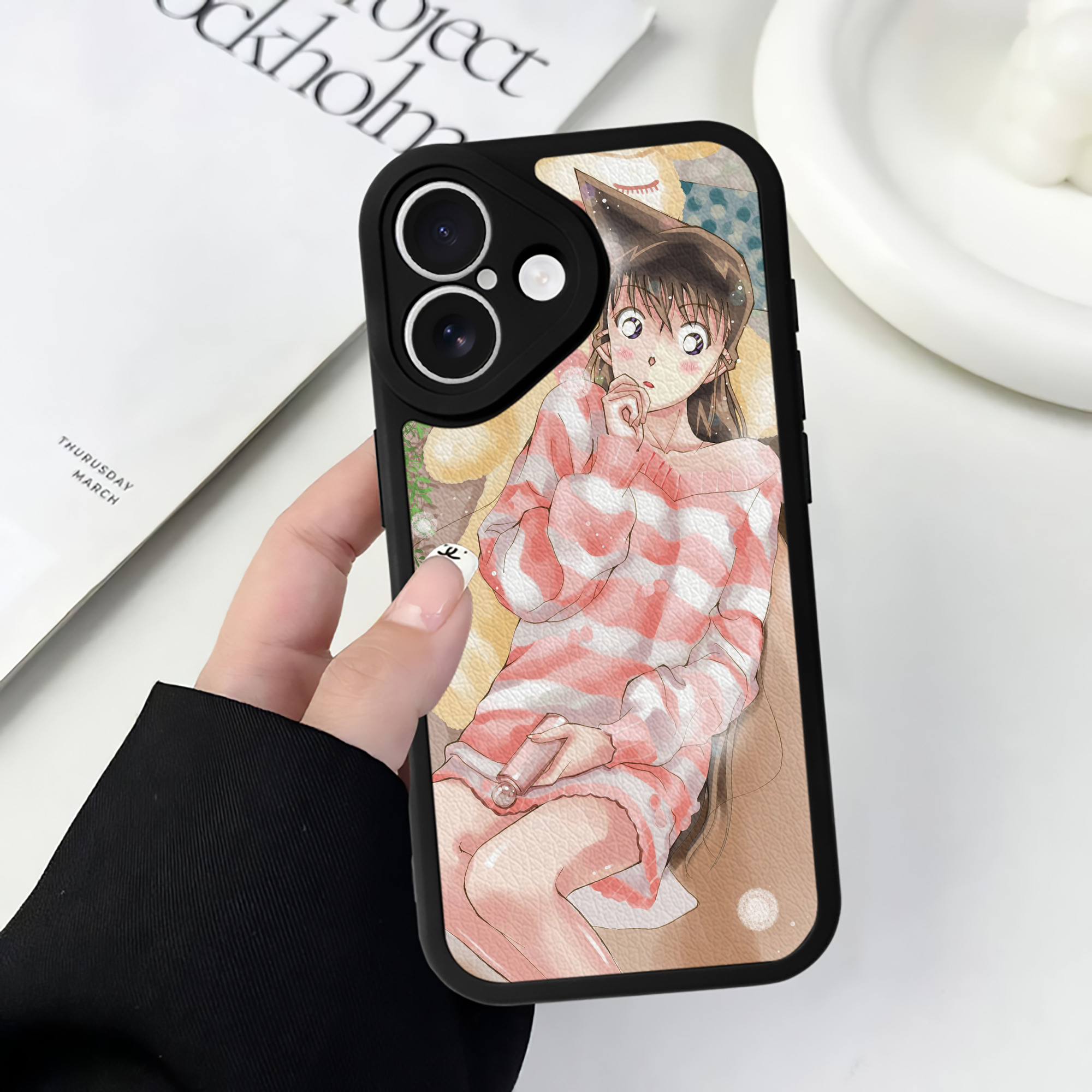 （画像用） 名探偵コナン Detective Conan 【iPhone 16シリーズ対応】シリコンスマホケース（レザー調） 材質：シリコン